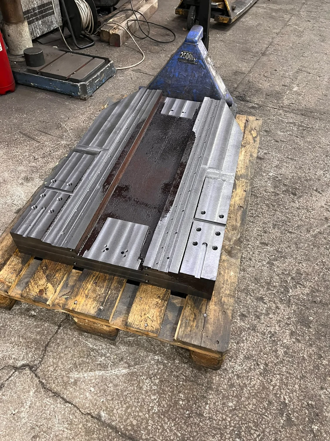 Bearbeitete Flächen und Bohrungen eines Maschinenbauteils.