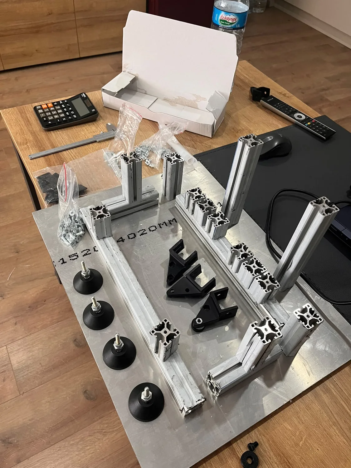 Aluminiumprofile, Winkel und Stellfüße für einen mechanischen Aufbau.