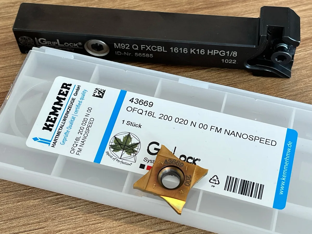 Werkzeughalter und Wendeschneidplatte mit Produktverpackung.