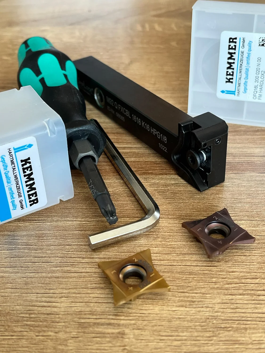 Drehwerkzeughalter und verschiedene Wendeschneidplatten im Detail.